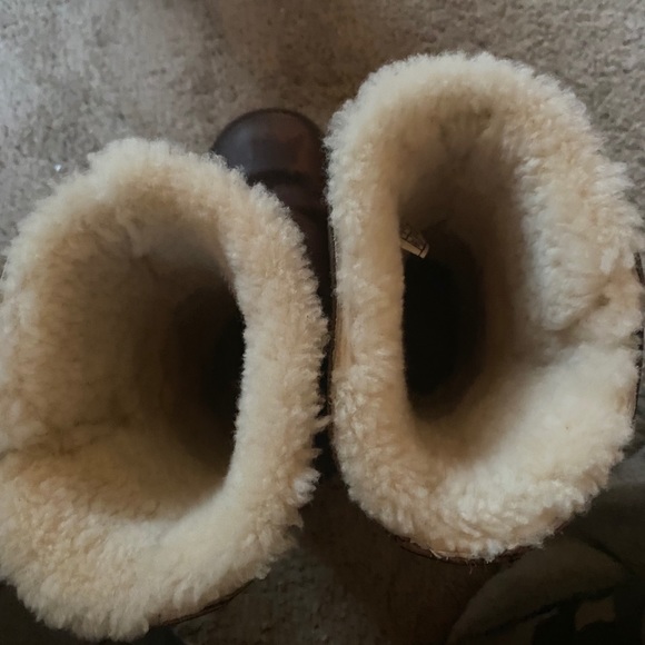 UGGS - Picture 5 of 6